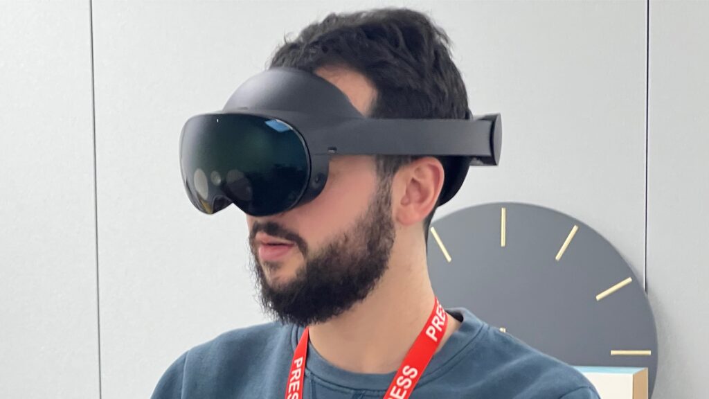Le casque Meta Quest Pro permet d'accéder à la réalité virtuelle et à la réalité mixte. // Source : Numerama Le casque Meta Quest Pro permet d'accéder à la réalité virtuelle et à la réalité mixte. // Source : Numerama
