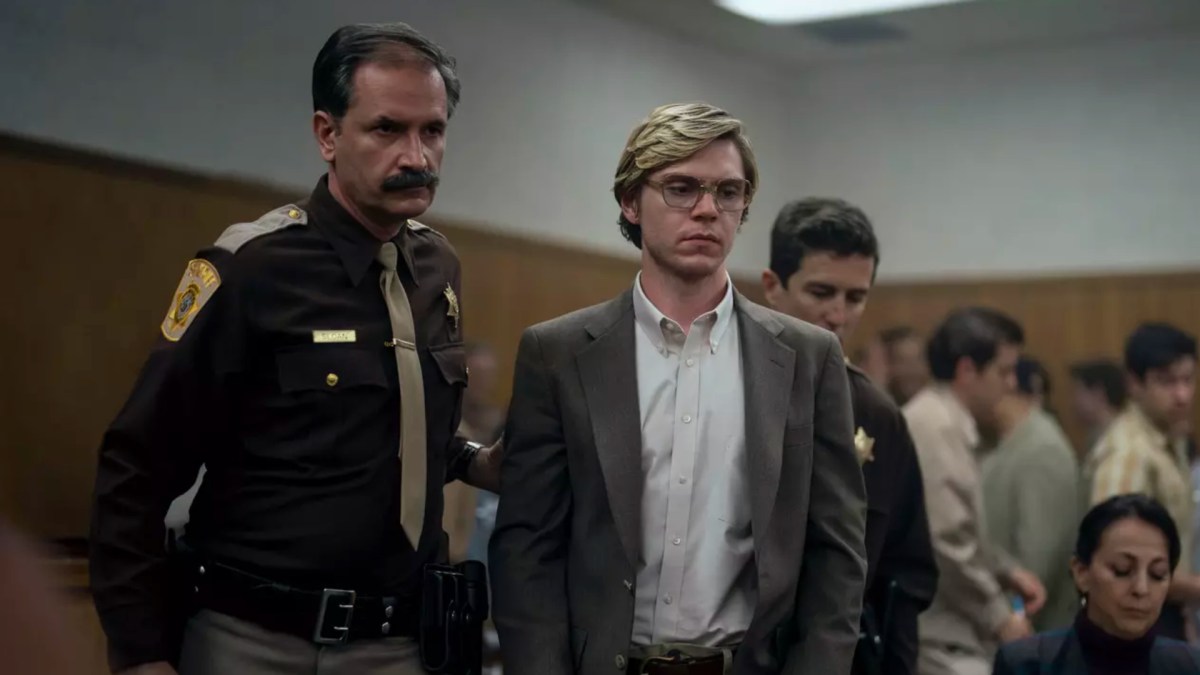 Dahmer lors de son procès, dans la série Monstres // Source : Netflix