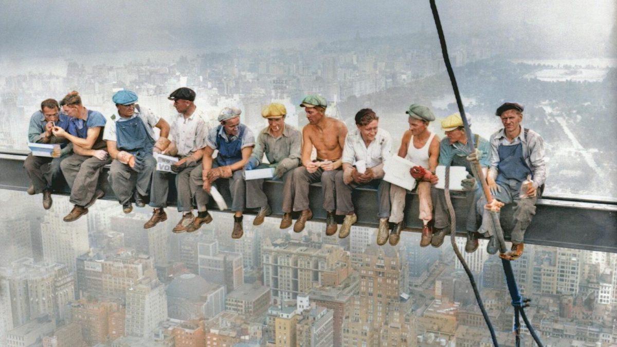 La célèbre photo Lunch atop a Skyscraper, 1932 en couleurs // Source : Charles Clyde Ebbets