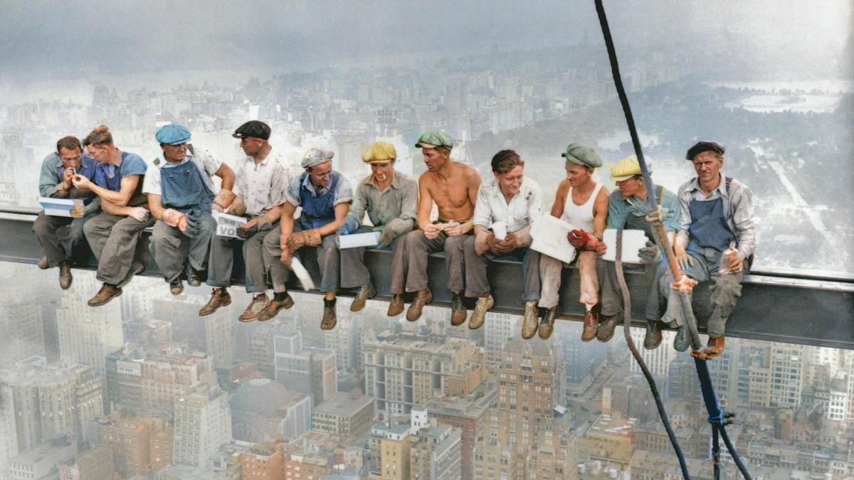 La célèbre photo Lunch atop a Skyscraper, 1932 en couleurs // Source : Charles Clyde Ebbets