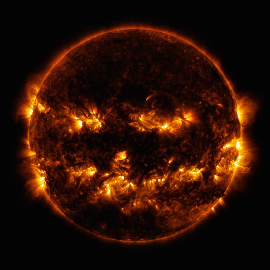 Photo du Soleil, où l'on dirait une citrouille-lanterne d'Halloween. // Source : Nasa, 2014