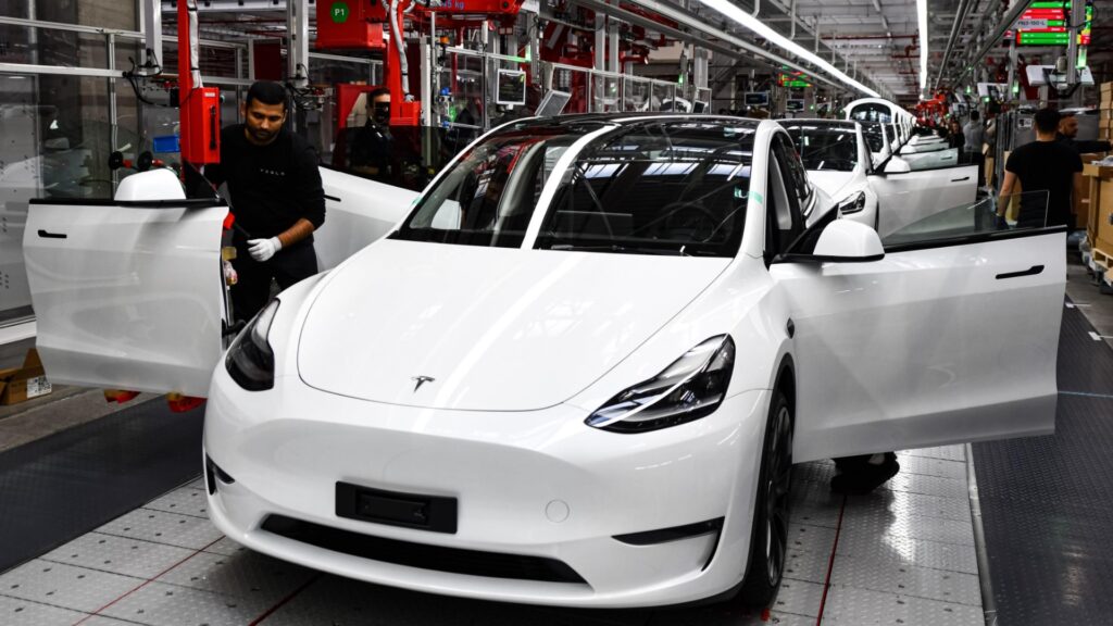 Une nouvelle menace pèse sur la production des voitures électriques en Europe ! Par Raphaëlle Baut Tesla-1024x576