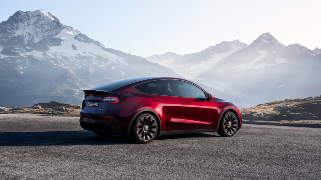 Nouvelle teinte Midnight Cherry Red du Model Y // Source : Tesla Nouvelle teinte Midnight Cherry Red du Model Y // Source : Tesla