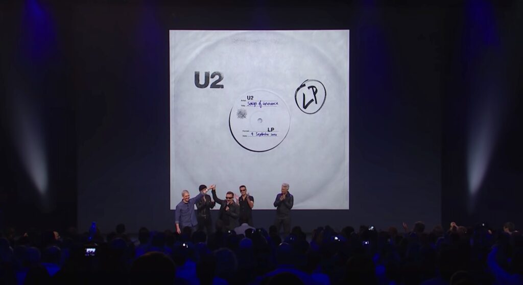 Tim Cook et Bono présentent leur "super idée" en 2014 // Source : YouTube/Apple