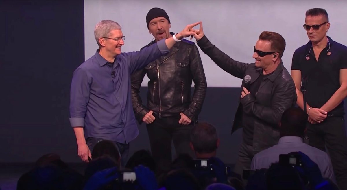 Tim Cook et Bono en 2014 // Source : YouTube/Apple