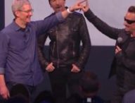 Tim Cook et Bono en 2014 // Source : YouTube/Apple