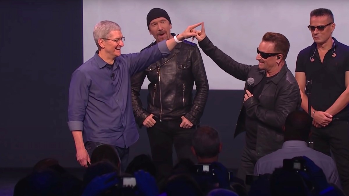 Tim Cook et Bono en 2014 // Source : YouTube/Apple