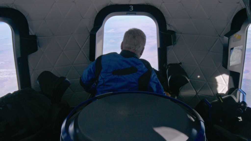 William Shatner dans la capsule de Blue Origin. // Source : Blue Origin
