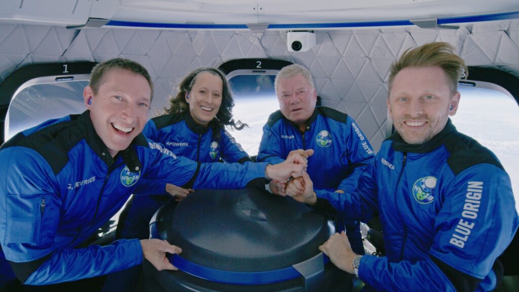 William Shatner et les autres voyageurs dans la capsule de Blue Origin. // Source : Blue Origin