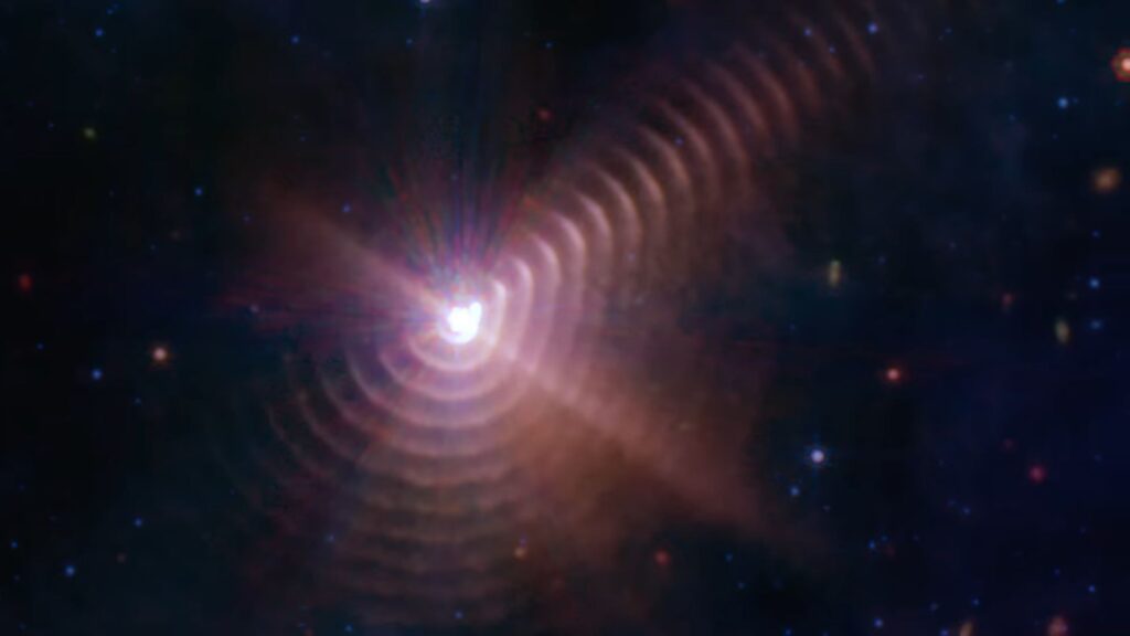 Pierścienie kurzu obserwowane przez Jamesa Webba.  // Źródło: zrzut ekranu z YouTube HubbleWebbESA
