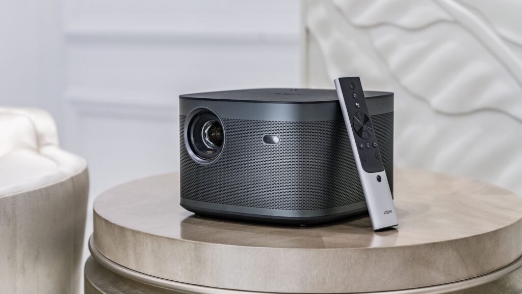 The XGimi Horizon Pro projector with its remote control.  // Source: XGimi.