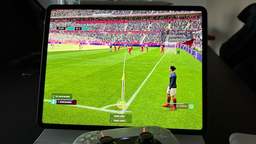 FIFA 23, lui, supporte la définition d’écran de l’iPad. Par contre, sans très bonne connexion, il lui arrive de bugger. La qualité 4K est au rendez-vous. // Source : Numerama