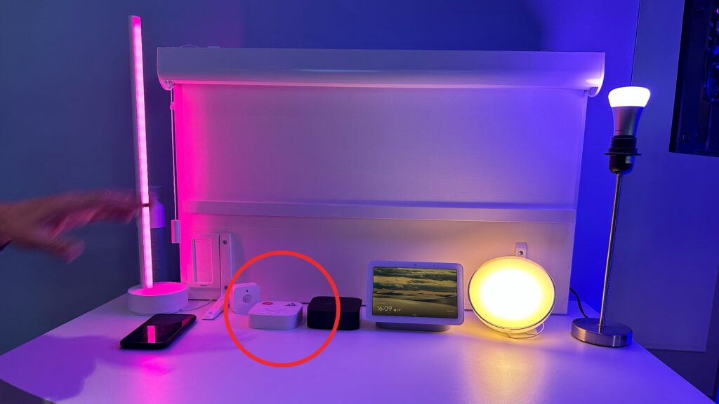 Chez Philips Hue, le pont (entouré ici) reste obligatoire. C’est lui qui passe à Matter, pas les ampoules. En tout cas pour l’instant.  // Source : Numerama