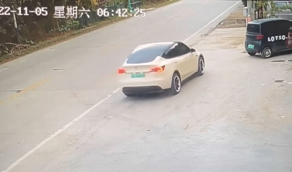 Extrait video de l'accident Tesla en Chine // Source : Capture Youtube Les jours heureux