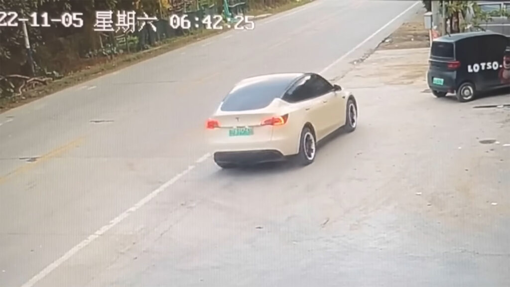 Extrait vidéo de l'accident de Tesla en Chine // Source : Capture Youtube 