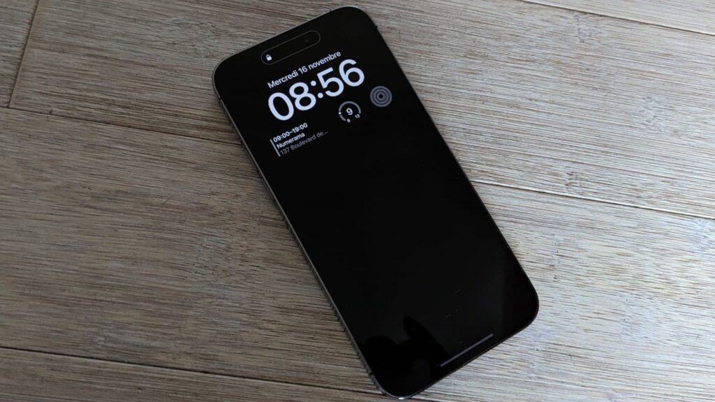 Les iPhone Pro peuvent afficher l'heure en permanence grâce à leurs écrans 1-120 Hz. // Source : Numerama