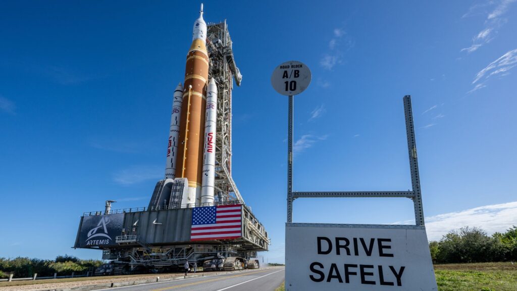 Le SLS roule vers le pas de tir pour la mission Art&eacute;mis II. // Source : Flickr/Nasa HQ Photos (image modifi&eacute;e)