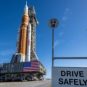 Le SLS roule vers le pas de tir pour la mission Art&eacute;mis II. // Source : Flickr/Nasa HQ Photos (image modifi&eacute;e)