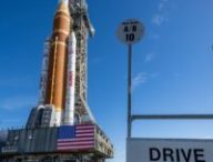 Le SLS roule vers le pas de tir pour la mission Artémis II. // Source : Flickr/Nasa HQ Photos (image modifiée) Le SLS roule vers le pas de tir pour la mission Artémis II. // Source : Flickr/Nasa HQ Photos (image modifiée)