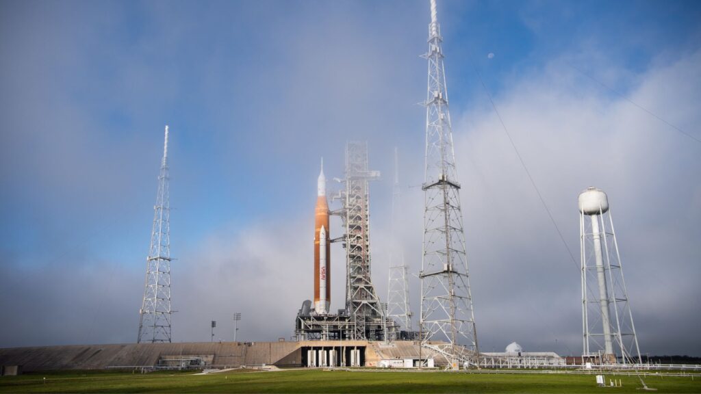 The SLS rocket, November 12.  // Source: Flickr/CC/NASA/Joel Kowsky (cropped photo)
