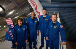 L'équipage d'Artémis II. // Source : James Blair (photo recadrée et modifiée avec Canva)