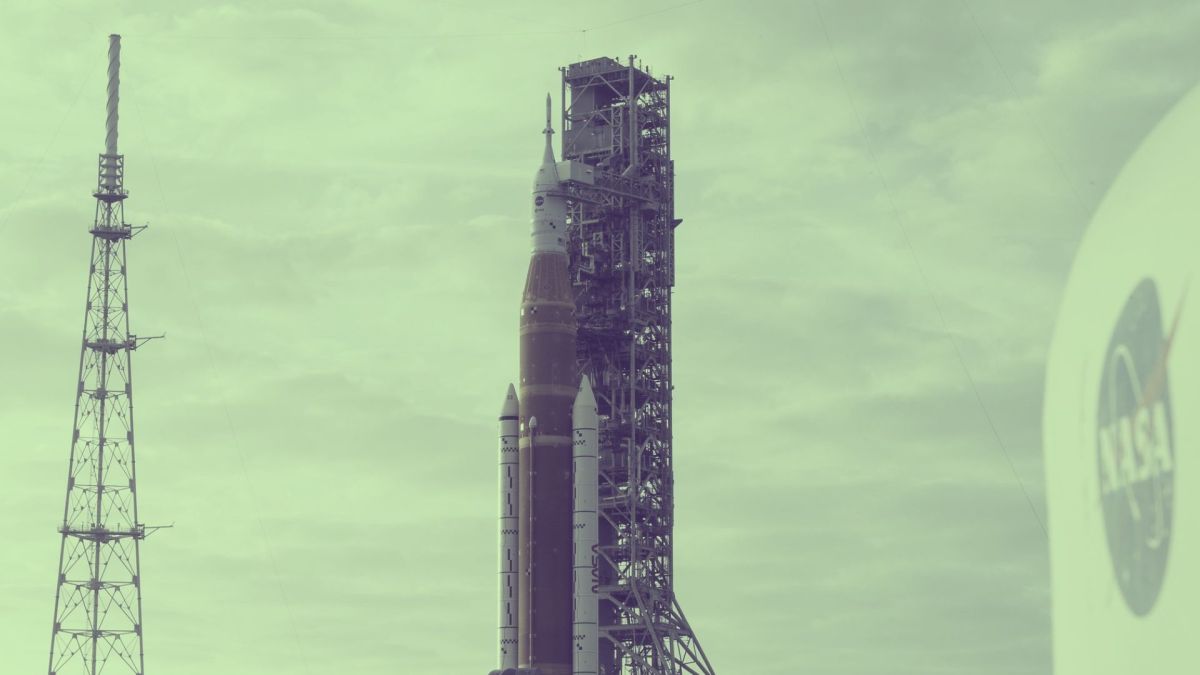 Le SLS. // Source : Flickr/CC/NASA/Aubrey Gemignani ; modifications Canva