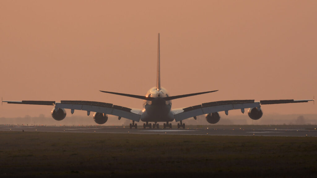 Et si on instaurait un « passeport carbone » pour limiter l’impact du tourisme ? Par Ross Bennett-Cook Avion-aeronef-1024x576