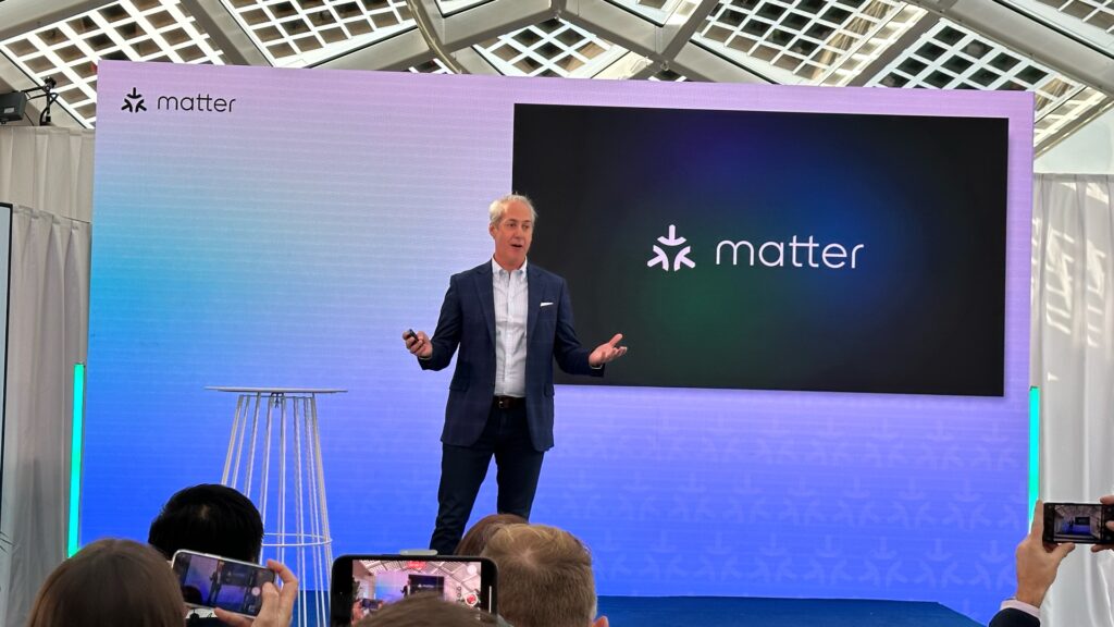 Tobin Richardson, le CEO de l’alliance CSA, lors du lancement de Matter le 3 novembre. // Source : Numerama