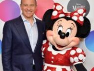 Bob Iger, avec Minnie, en 2018. // Source : Disney