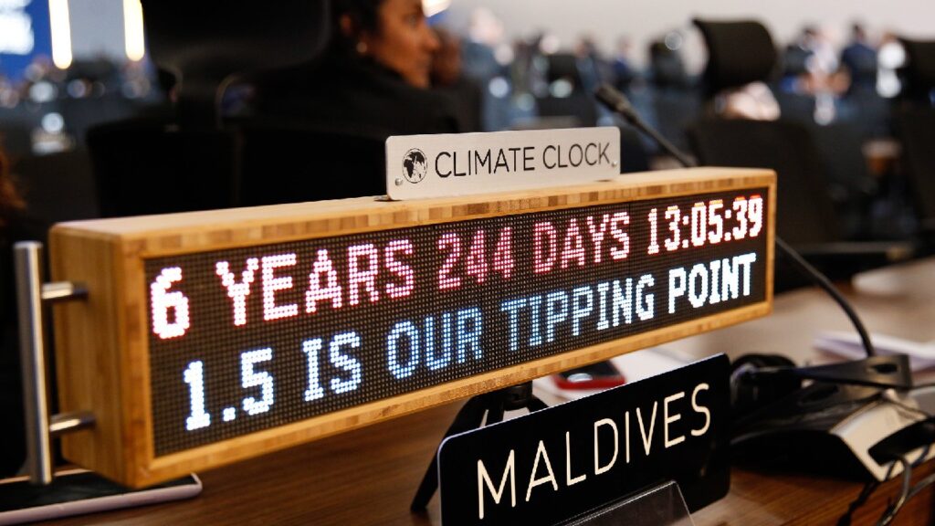 Les Maldives avaient apporté une horloge climatique pour rappeler l'urgence des objectifs de réduction de gaz à effet de serre. En vain. // Source : UN Climate Change