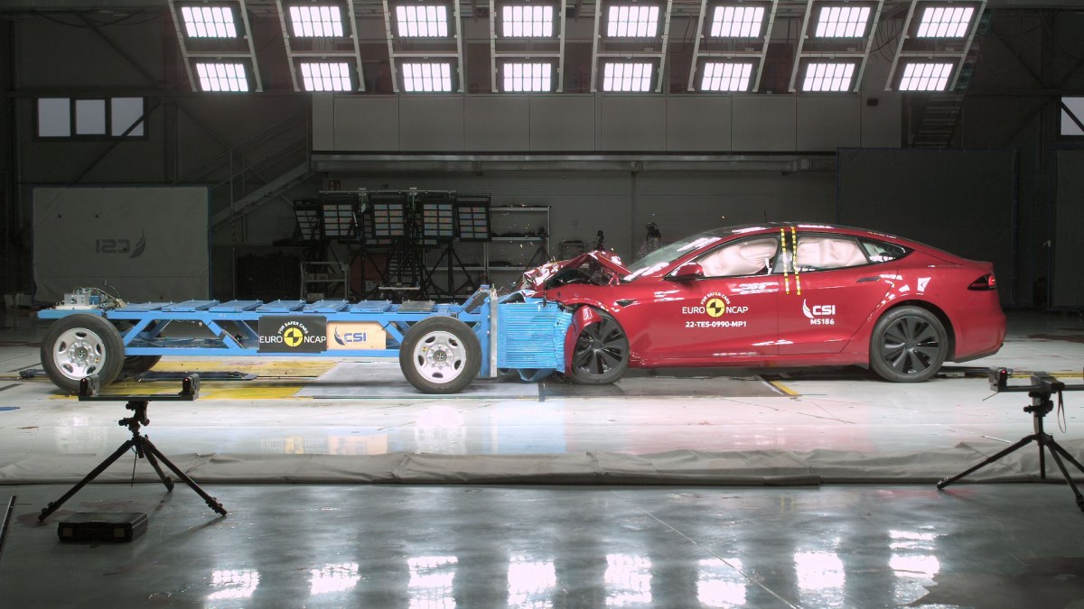 Tesla Model S lors des crash-tests Euro NCAP // Source : Euro NCAP