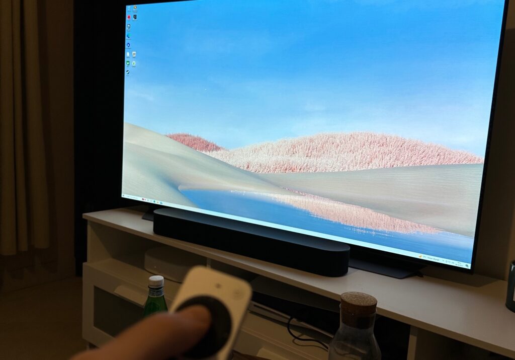 Sur Apple TV, le pavé tactile de la télécommande permet de déplacer la souris. // Source : Numerama