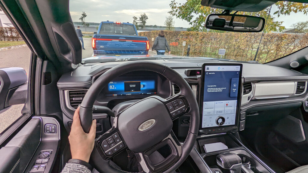 Au volant du Ford F-150 Lightning // Source : Raphaelle Baut Au volant du Ford F-150 Lightning // Source : Raphaelle Baut