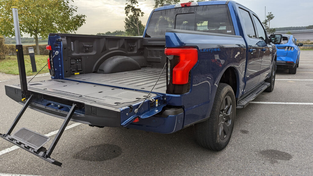 Benne arrière du F-150 Lightning avec ses prises de courant et son accès facilité // Source : Raphaelle Baut Benne arrière du F-150 Lightning avec ses prises de courant et son accès facilité // Source : Raphaelle Baut