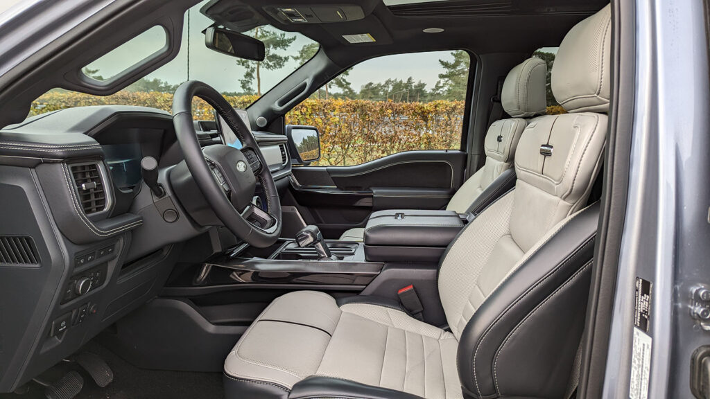 Intérieur du F-150 Lightning finition platinium // Source : Raphaelle Baut Intérieur du F-150 Lightning finition platinium // Source : Raphaelle Baut