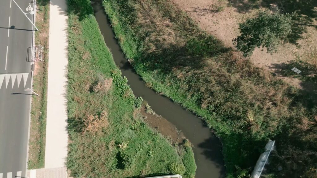 Rendons leur place aux petits cours d'eau urbains. // Source : Extrait de fournaise, documentaire réalisé par Louise Audry et Marius Rivière. Produit pour Numerama.