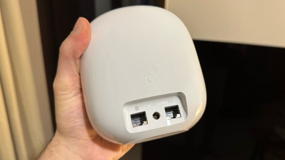 Il y a trois ports au dos du Nest Wifi Pro. Il suffit de le brancher au courant et à sa box pour le faire fonctionner. // Source : Numerama