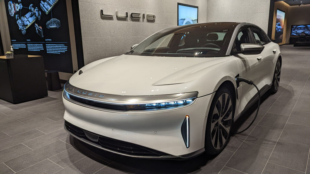 Lucid Air dans le Lucid Studio Munich // Source : Raphaelle Baut