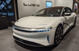 Lucid Air dans le Lucid Studio Munich // Source : Raphaelle Baut