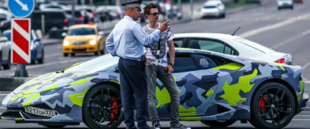 Maksim Yakubets, le leader du groupe Evil Corp devant sa lamborghini. // Source : National Crime Agency