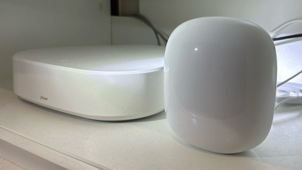 Le Google Nest Wifi Pro à côté d'une Freebox Delta, elle aussi compatible Wi-Fi 6E. // Source : Numerama