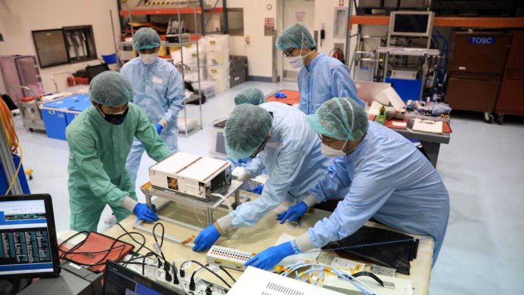 Preparing the satellite for its flight with Artemis I. // Source: NASA