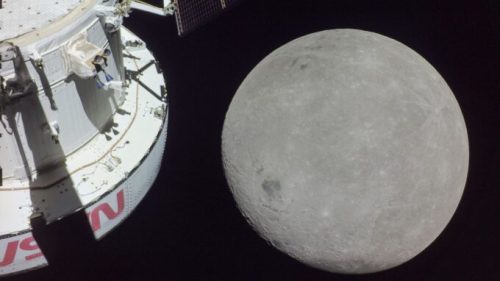 Orion approchant de la Lune. // Source : Flickr/Nasa Johnson