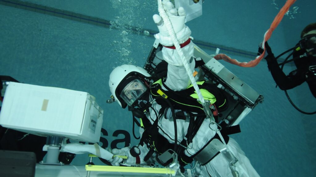 Entraînement de Thomas Pesquet dans un bassin. // Source : ESA – H. Rueb