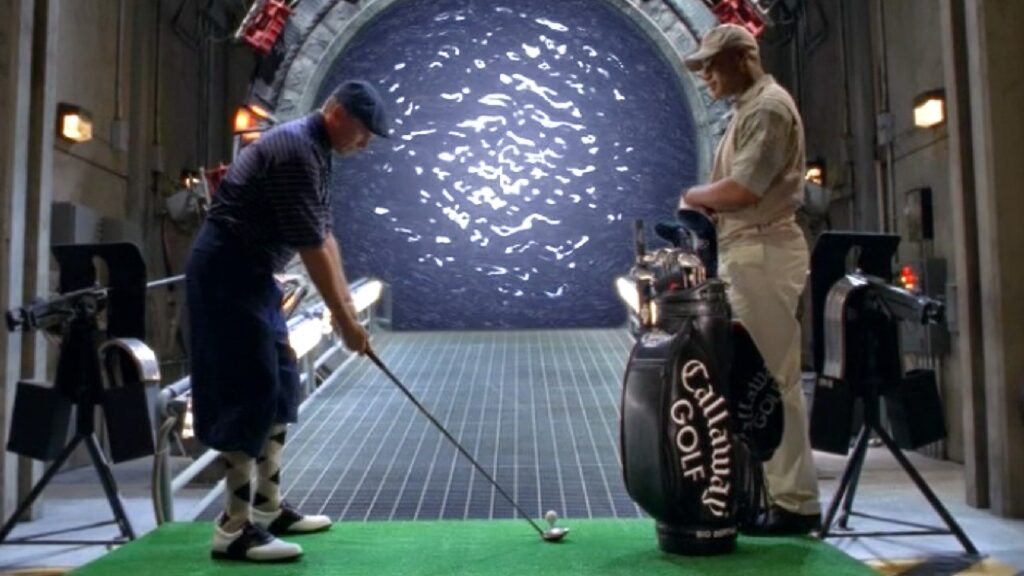 O'Neill et Teal'c jouant au golf... devant la porte des étoiles. // Source : MGM