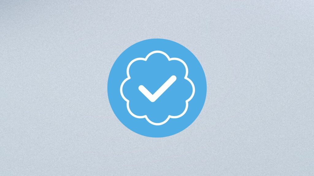 L'abonnement à Twitter Blue donnera notamment accès au badge bleu. // Source : Canva