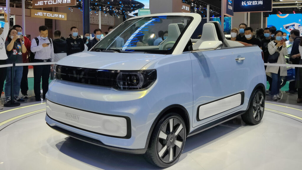La version cabriolet du modèle chinois // Source : By JustAnotherCarDesigner La version cabriolet du modèle chinois // Source : By JustAnotherCarDesigner