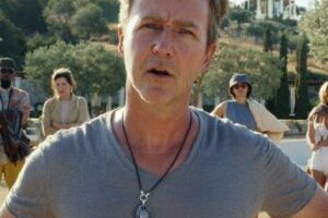 Edward Norton dans Glass Onion // Source : Netflix