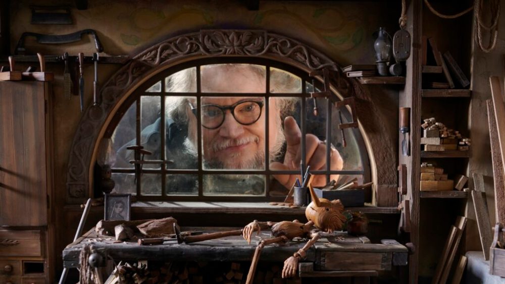Guillermo del Toro avec les décors réels de Pinocchio // Source : Netflix