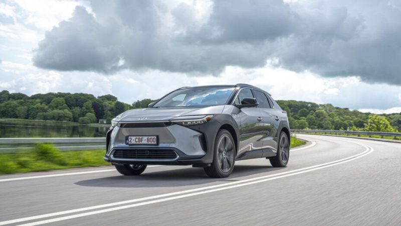 Une règle mystérieuse explique pourquoi Toyota préfère l’hybride à l’électrique